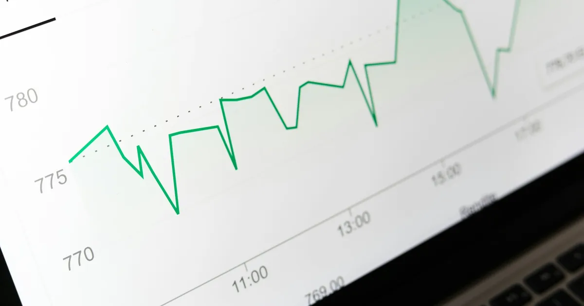 Infografis perbandingan WhatsApp marketing vs email marketing